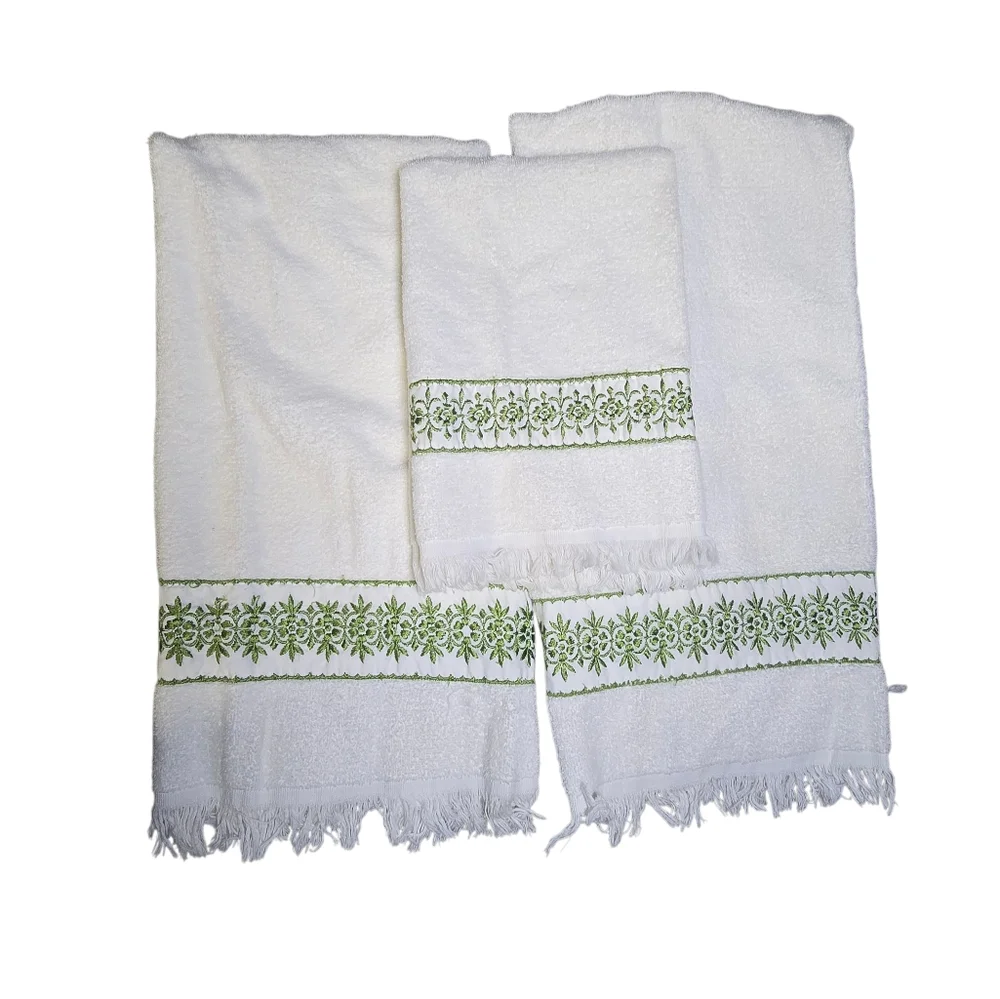 Vintage Royal Family By Cannon Mid Century Green Embroidery Bath/Hand Towel Set